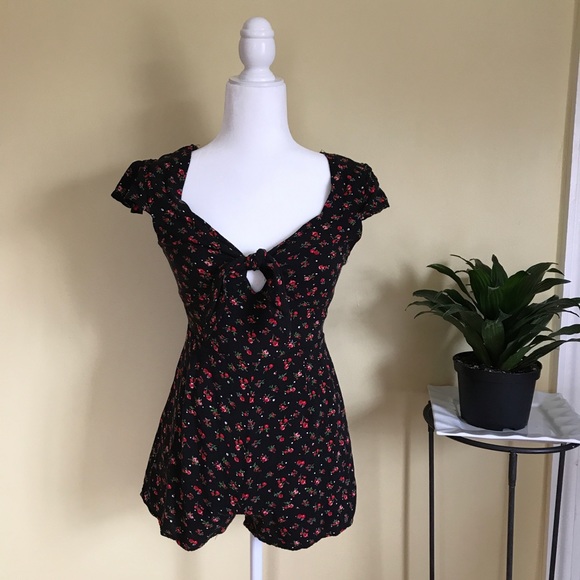 Charlotte Russe Pants - 🌻 2/$30 Little Black Romper w/ Red Flowers